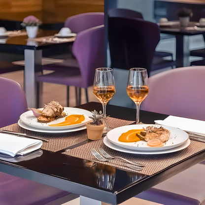 Menú Ejecutivo con Entrada + Plato Fuerte + Bebidas y Postre para 2 personas por $19 en Restaurante Teca by Exe Oriental