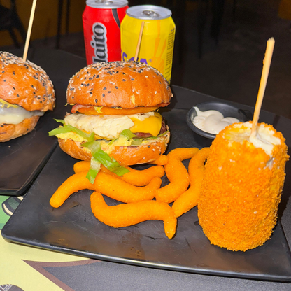 2 Burger's del menú + 2 Mini Elotes con Sabores Únicos + 2 Sodas por $20 en Don Elote