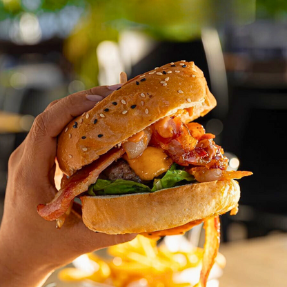 4 Burgers Premium del Menú + Trio de Guarniciones + Cubetazo de Cervezas o Sodas por $25 en Par de Pintas