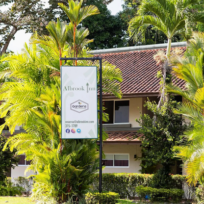 Pasadía con Piscina + Club Sandwich + Jarra de Té Frío + Brownie con Helado para 4 personas por $30 en Hotel Albrook Inn