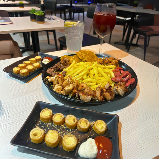 Picada Grande Para Compartir + Medallones de Tequeños a la Plancha + 2 Bebidas por $15 en Gurüs Panamá