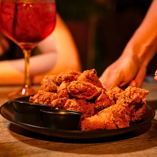 Paga $20 y Consume $40 en Comidas y Bebidas en Par de Pintas