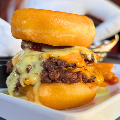 2 Burgers + Papitas + 6 Wings + 2 Sodas por $20 en Deconos