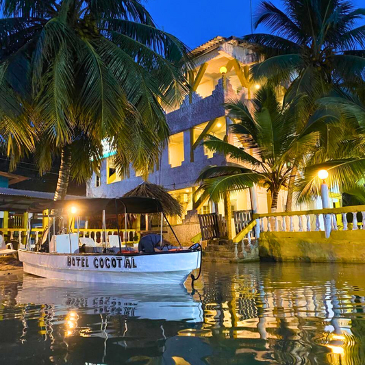 Pasadía de Playa para 1 Adulto y 3 Niños + Almuerzo con Bebida + Traslado de Lancha por $25 en el Hotel Cocotal Isla Grande