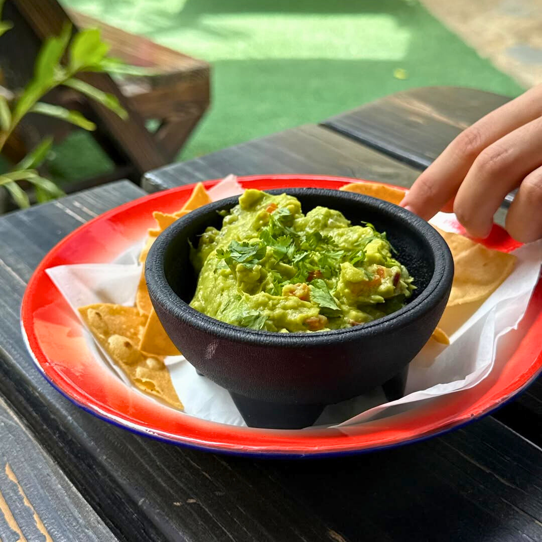 1 Pizza de Birria + Guacamole o Pico de Gallo con Totopos + 4 Limonadas por $20 en La Lupe Birriería