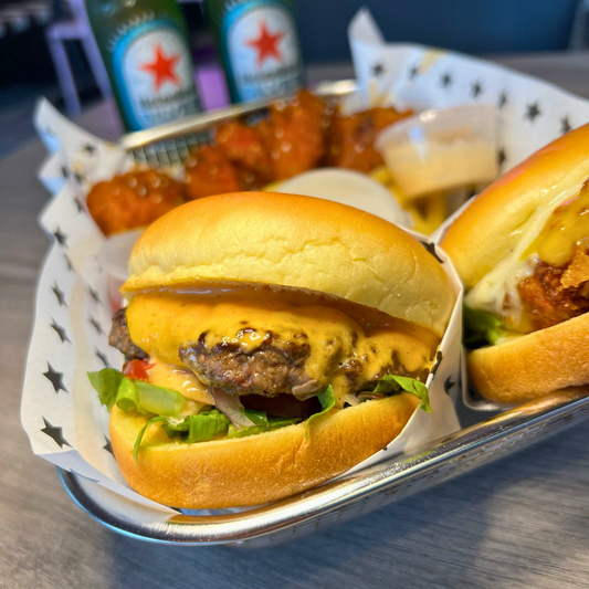 2 Burger's + 6 Wings + Orden de Papas + 2 Heineken Silver por $20 en Beauty and The Butcher Condado del Rey