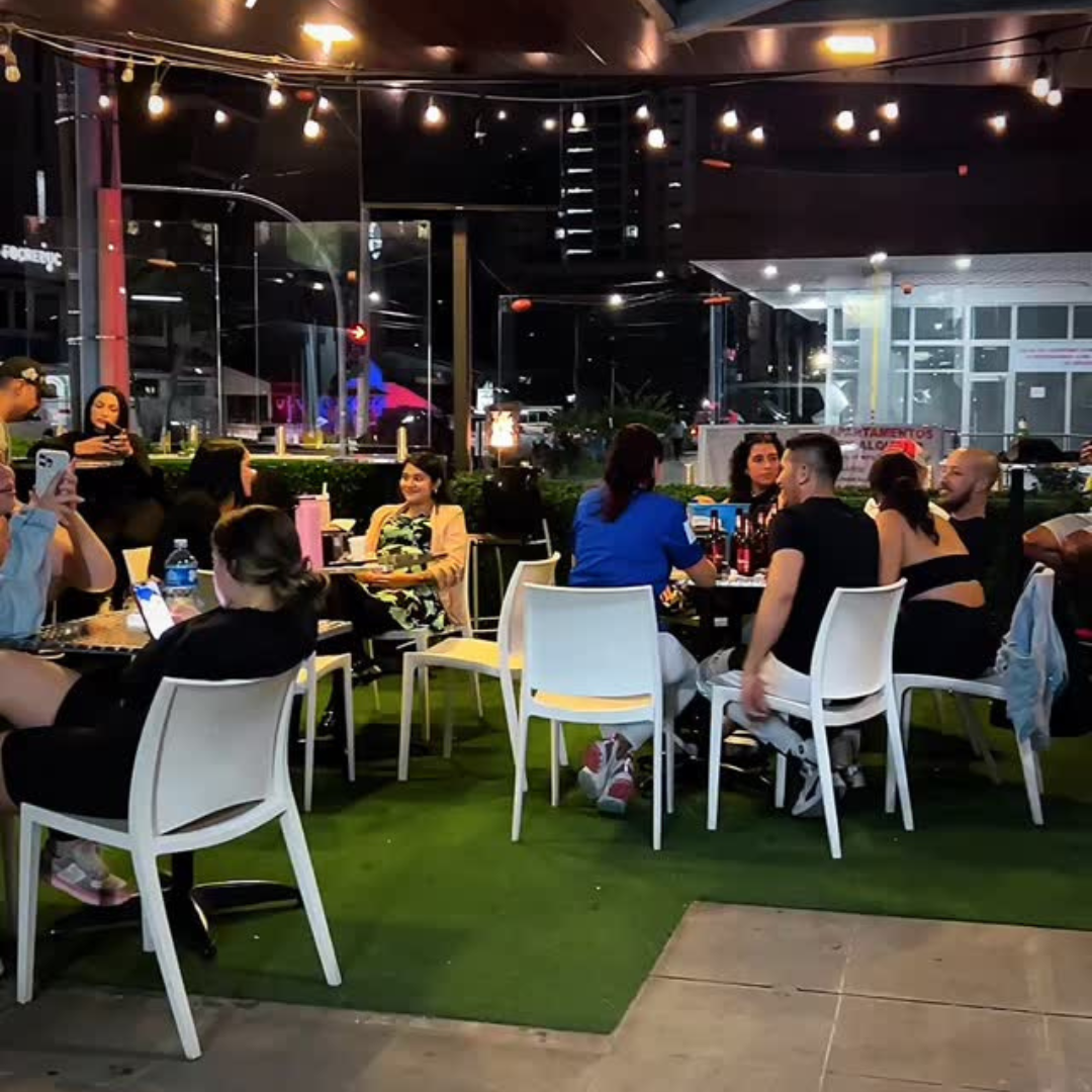 20 Alitas + Cubetazo de Atlas Golden + Botella a elegir por $30 en La Oficina
