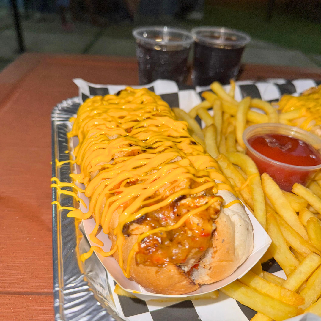 Combo de Emparedados + Papas Fritas + 2 Té Fríos desde $4 en Sabores Mediterráneos