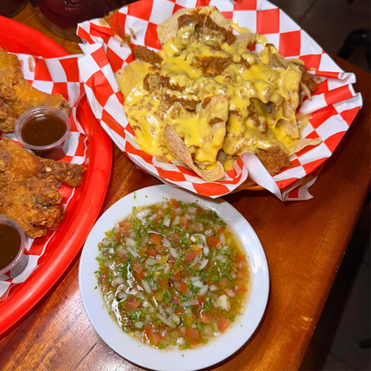 20 Alitas + Nachos de Carne + 2 Jarras de Sangría por $15 en Changchos Sport Bar