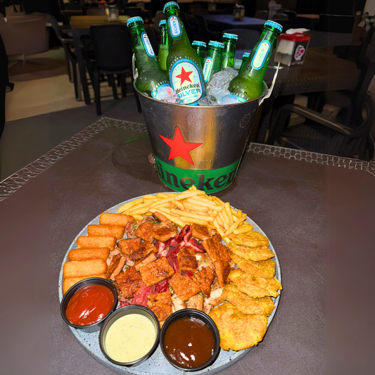 Picada Mixta de Carnes + 2 Acompañantes + ⁠⁠Cubetazo de 8 Heineken por $18 en Social Kitchen & Bar
