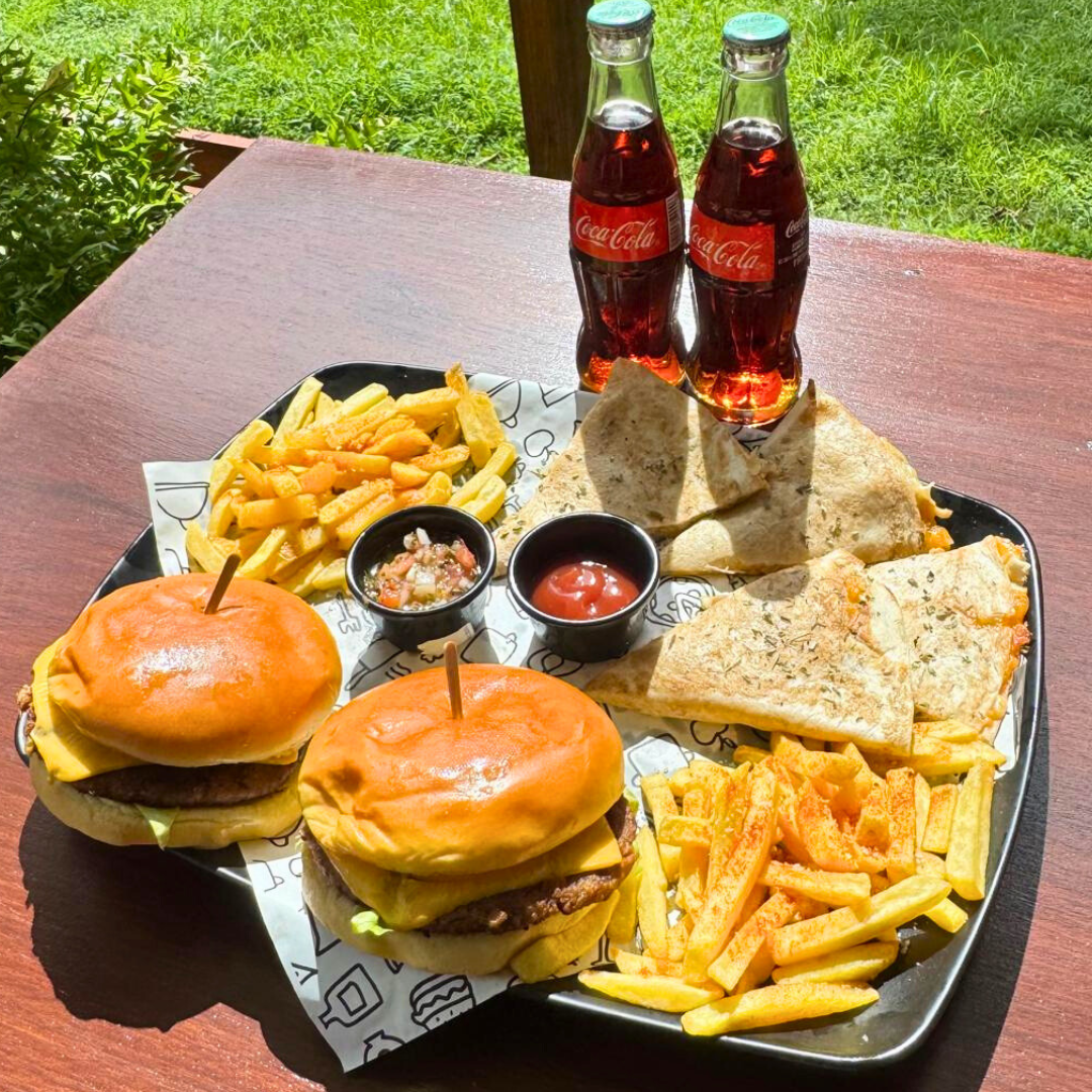 ¡2 Burgers Bokattos + Papas + Quesadillas + 2 Sodas por solo $9 en Bokattos!