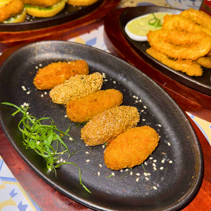 Combo de 6 Mini Burgers + Croquetas + Calamares + 2 Bebidas por $22 en OH! Gastro Bar