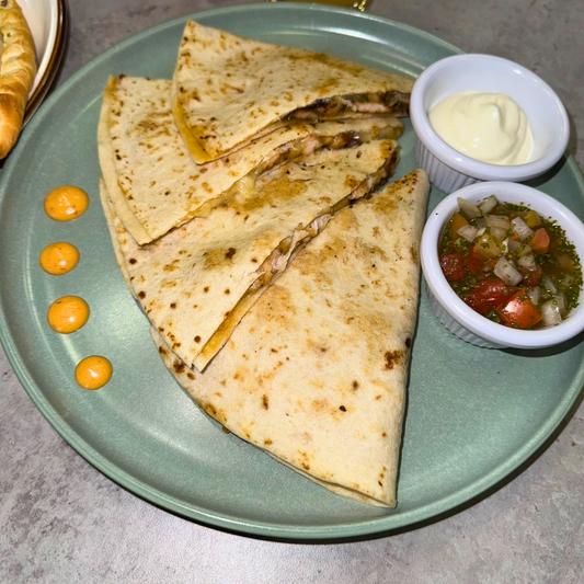Combo Valenti’s: Quesadilla Rellena + Pizza o Calzone + 2 Bebidas + 2 Helados por solo $11