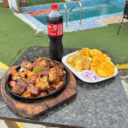 Picada Al Grill + 2 Bebidas + Pasadía en Piscina para 2 personas por $10 en Manu's Grill