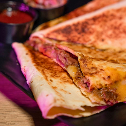 Pagas $25 y Consume $50 en comidas y bebidas + Mesa para ver tus partidos de la sele y Parkear con tus frenes en Par de Pintas