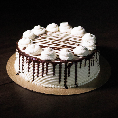 Pastel Personalizado + Cupcakes o Galletas GRATIS y Delivery Incluido desde $25 en Dulces Kay