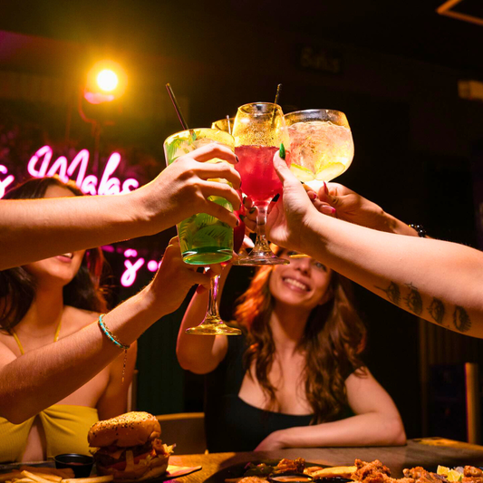 Paga $20 y Consume $40 en Comidas y Bebidas en Par de Pintas