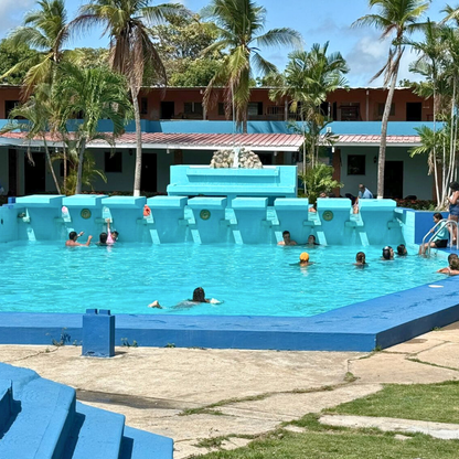 Pasadía con Piscina para 2 Adultos y 1 niño + 2 Almuerzos del día + 2 Bebidas por $20 en Marvella Club Gorgona