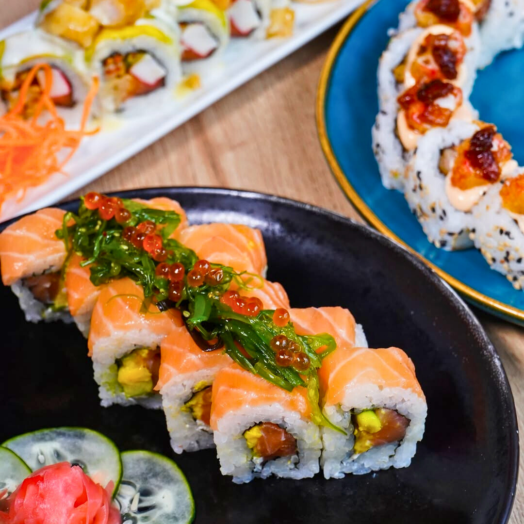2 Rolls de Sushi o Teppanyaki + Entrada para Compartir + 2 Bebidas por  $18.99 en Sushi Market