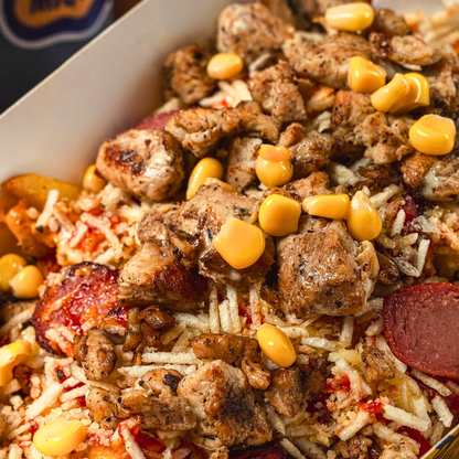 Pagas $12 y consumes $20 en el menú de comidas y bebidas en El Miquiti