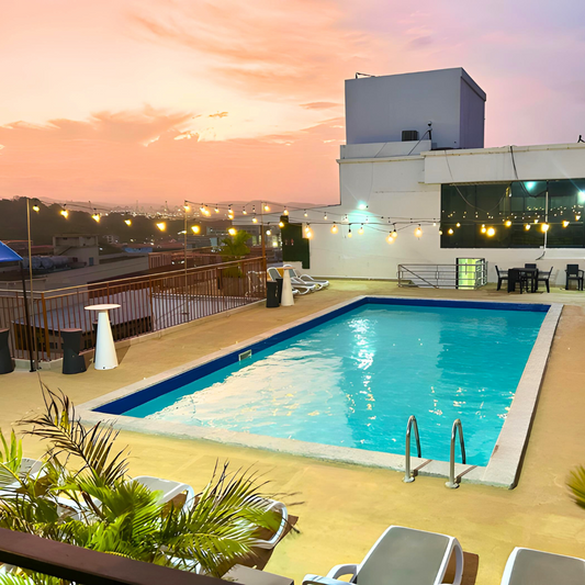 Pasadía con Piscina + Picada de Carnes + 2 Bebidas para 2 Personas por $30 en el Hotel Soloy