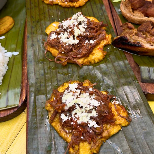 2 Chicharrones + Arroz con Frijoles + Entrada de Patacones con Carne Mechada + 2 Agua Panela por $15 en Locombia