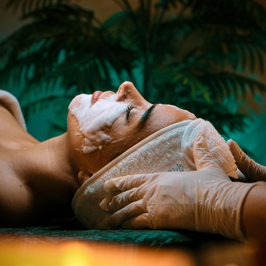 Regálate Bienestar con Ritual Renacer: Masaje Relajante + Facial + Piedras Calientes por $25 en Om Spa
