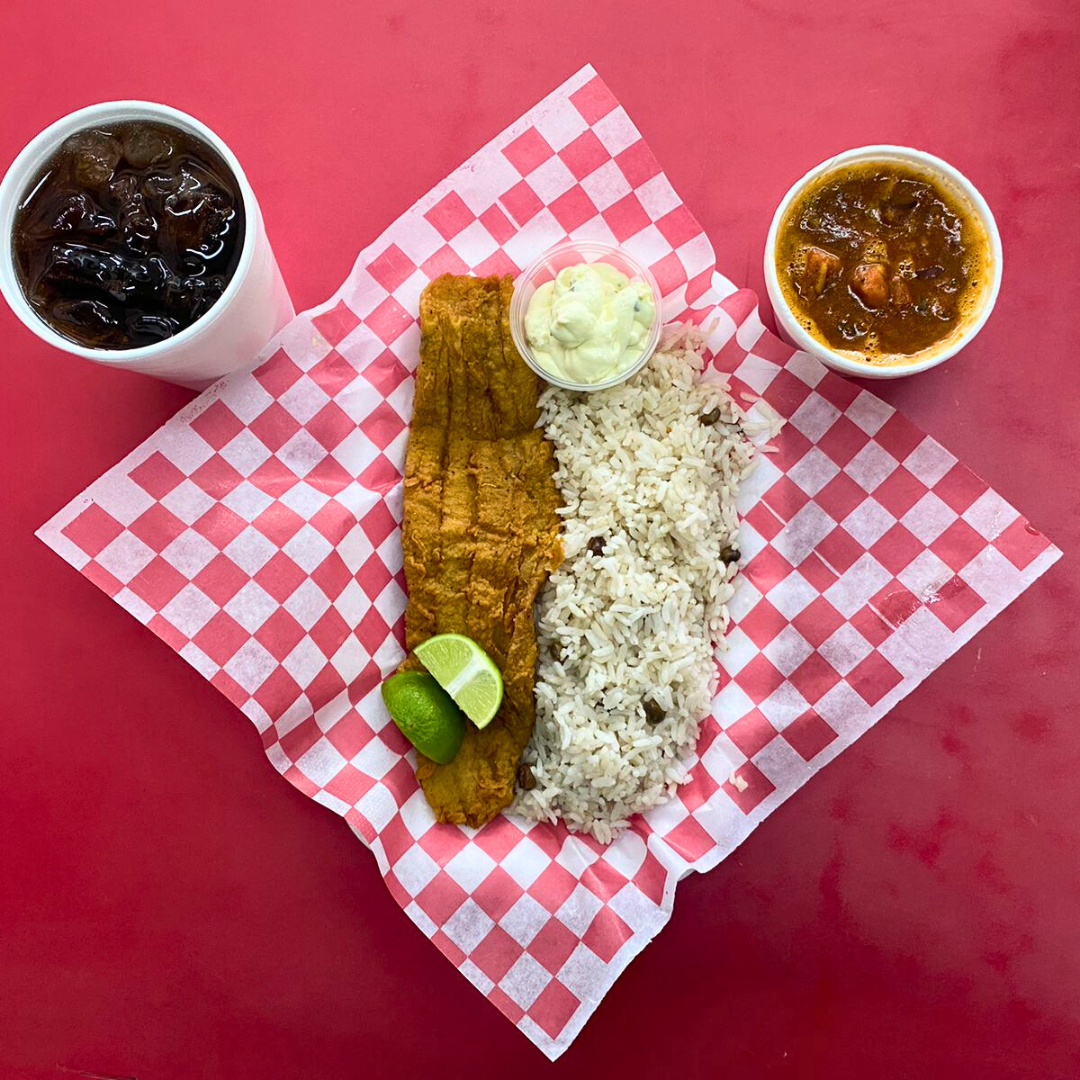 Filete de Pescado con Arroz con Coco y Gaundú o Arroz de Mariscos + Soda desde $6 en Pescao y Limón