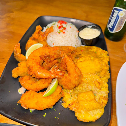 2 Platos de Camarones o Pescado Frito + Entrada de Almejas + 2 Bebidas por solo $15 en Mitos y Leyendas