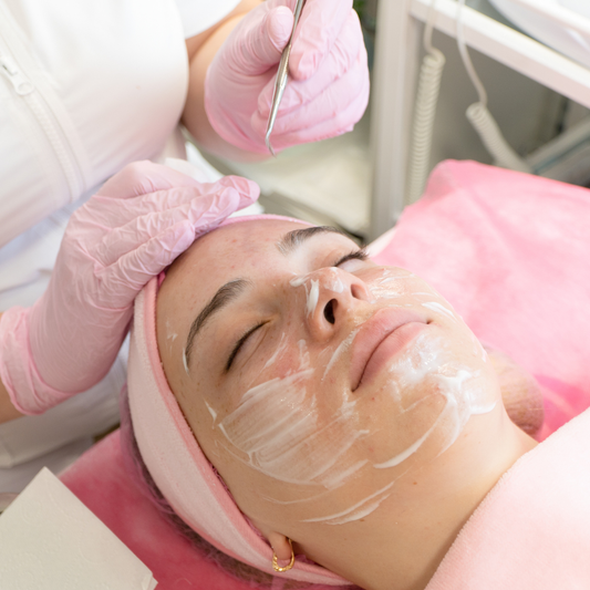 Limpieza Facial Completa con Mascarilla, Exfoliación, Máscara LED y Más por solo $15 en Amaran Spa