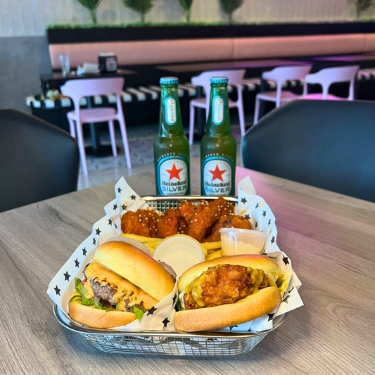 2 Burger's + 6 Wings + Orden de Papas + 2 Heineken Silver por $20 en Beauty and The Butcher Casco Viejo