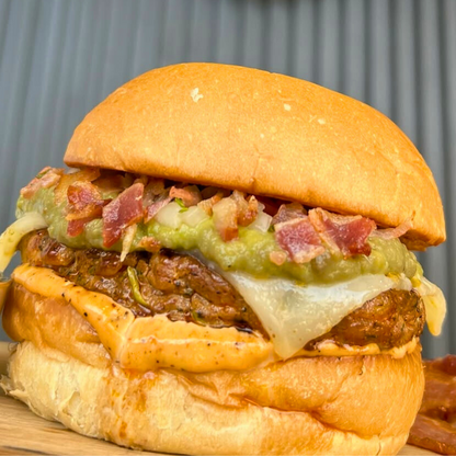2 Burgers del Menú + Canasta de Papas Cheddar Bacon + 2 Sodas o Sangría por $15 en The Fresh Grill