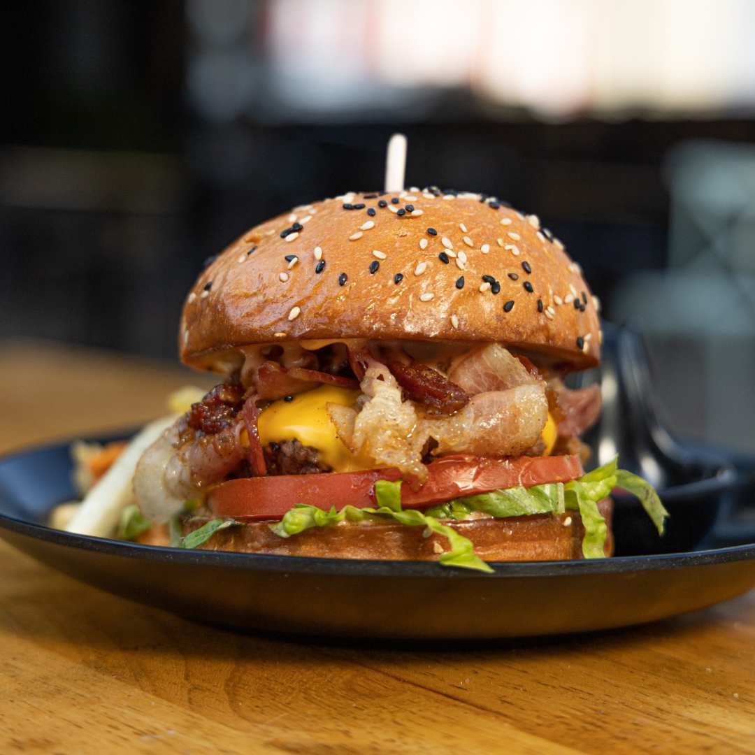 4 Burgers Premium del Menú + Trio de Guarniciones + Cubetazo de Cervezas o Sodas por $25 en Par de Pintas