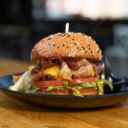 4 Burgers Premium del Menú + Trio de Guarniciones + Cubetazo de Cervezas o Sodas por $25 en Par de Pintas