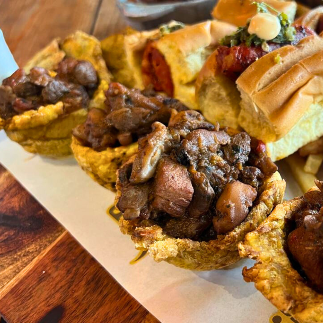 5 Platos de Ahumados y Mariscos para compartir + 4 Cervezas o Sodas por $25 en Mr. Meats