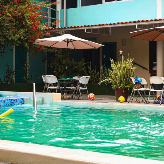 Pasadía con Piscina + Picada o Menú del día + 2 Bebidas para 2 Personas por $27 en el Hotel Pacific Coast