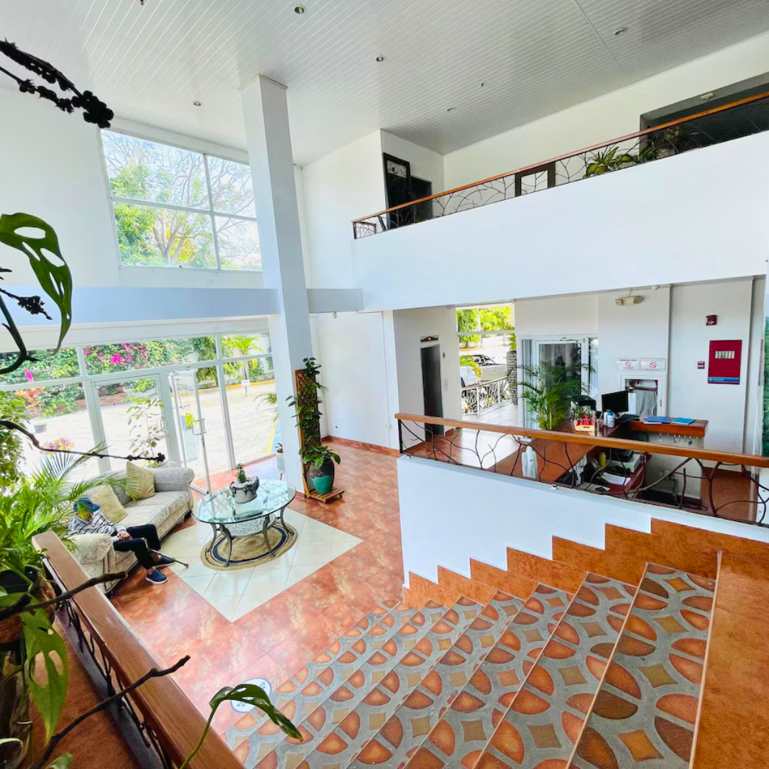 Pasadía con Cubetazo + Alitas para 2 Adultos y 1 Niño en Hotel Coronado Inn por $20