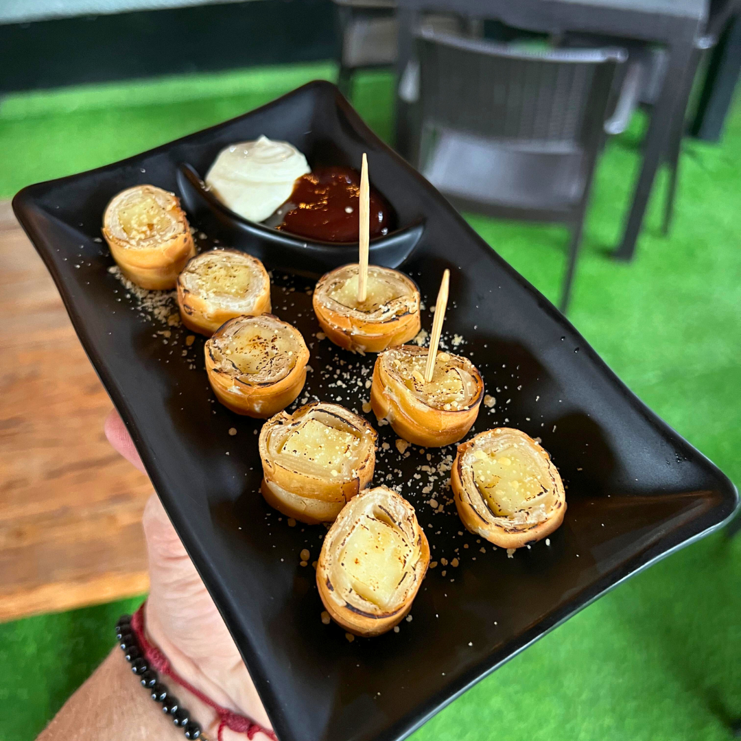 Picada Grande Para Compartir + Medallones de Tequeños a la Plancha + 2 Bebidas por $15 en Gurüs Panamá