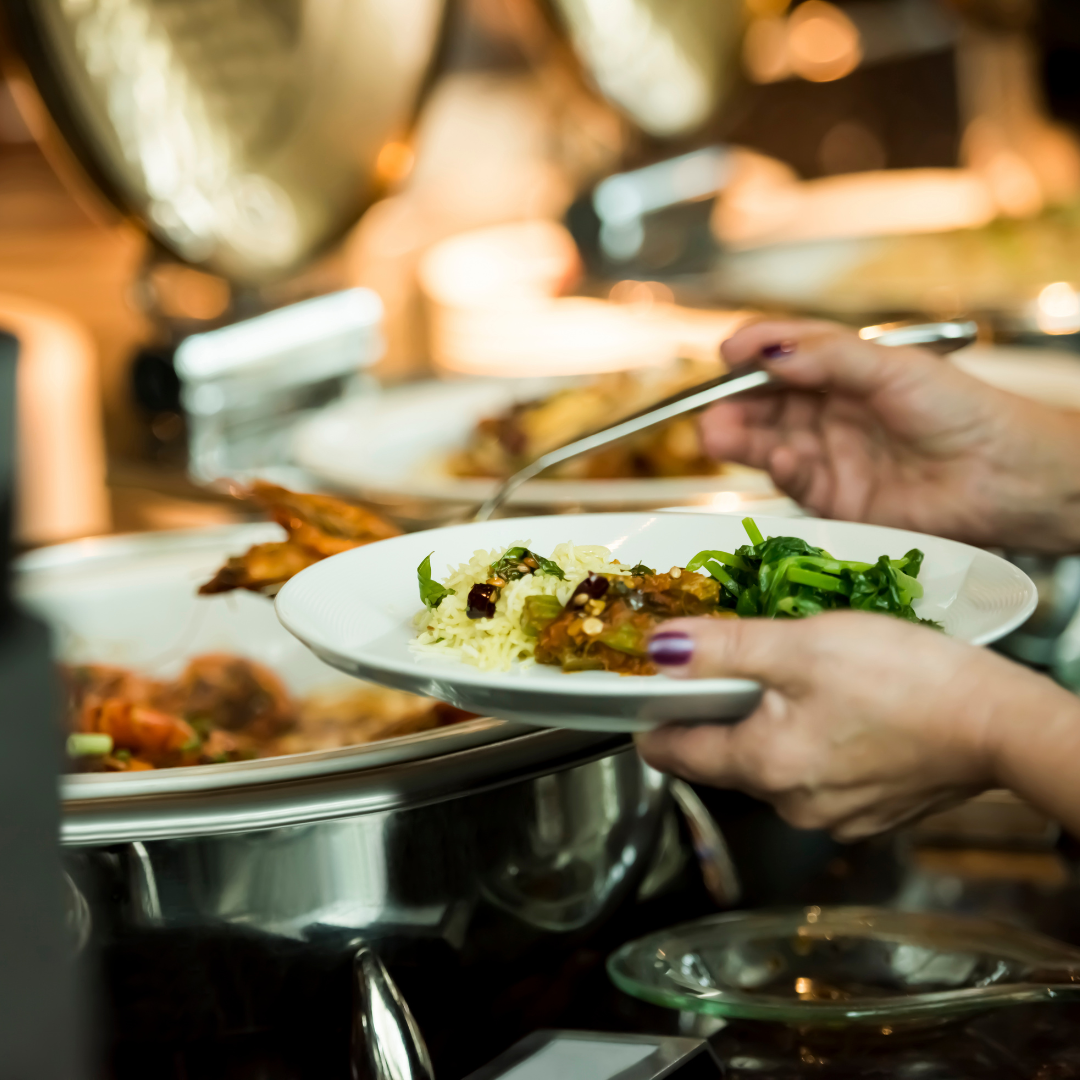 Menú Ejecutivo con Entrada + Plato Fuerte + Bebidas y Postre para 2 personas por $19 en Restaurante Teca by Exe Oriental