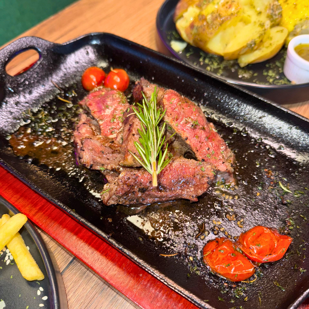 Paga $20 y Consume $40 en el Menú de Comida y Bebidas en De la Granja Steak House
