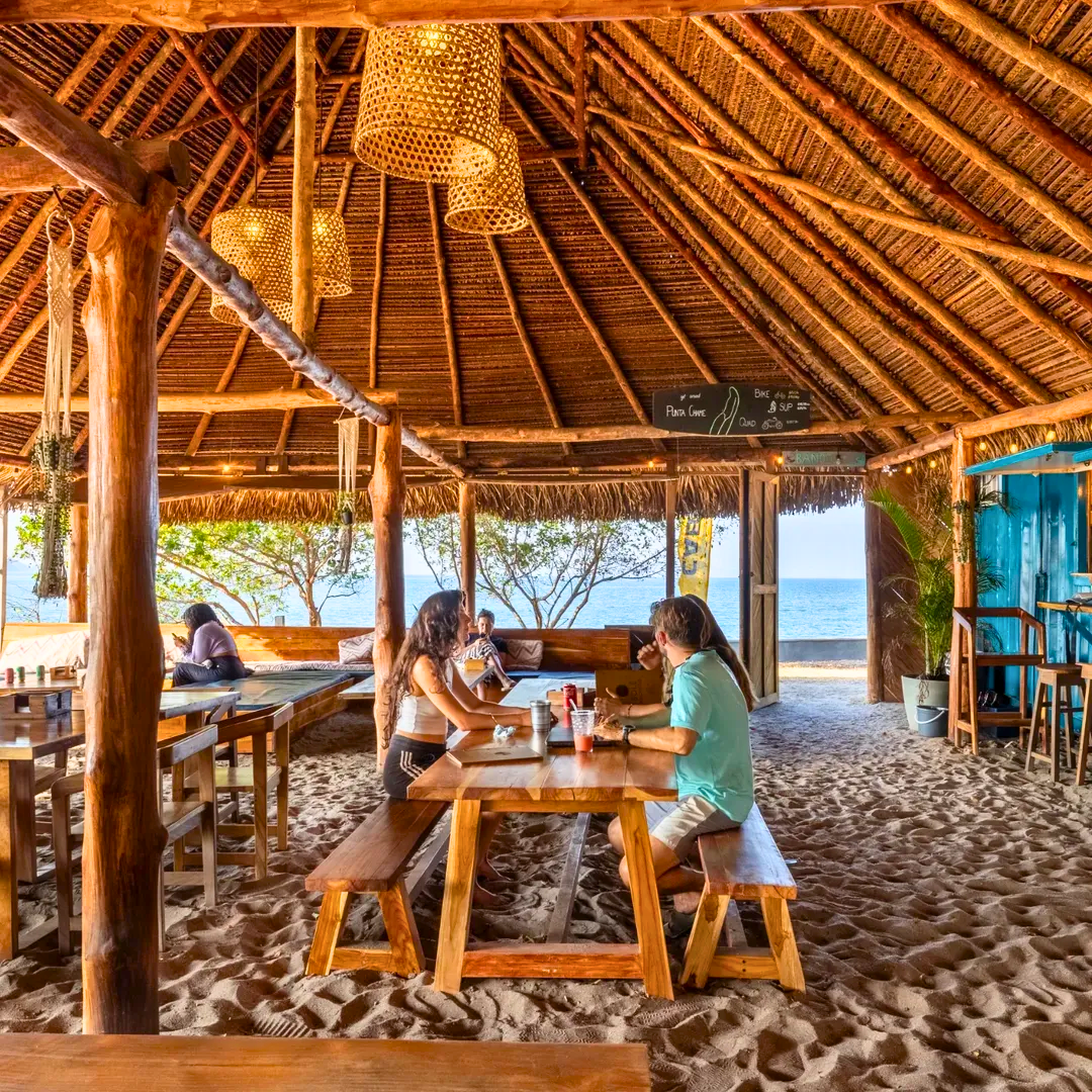 Pasadía en Playa con Piscina + Almuerzo + Uso de Paddleboard por $29 en Solé Beach Club