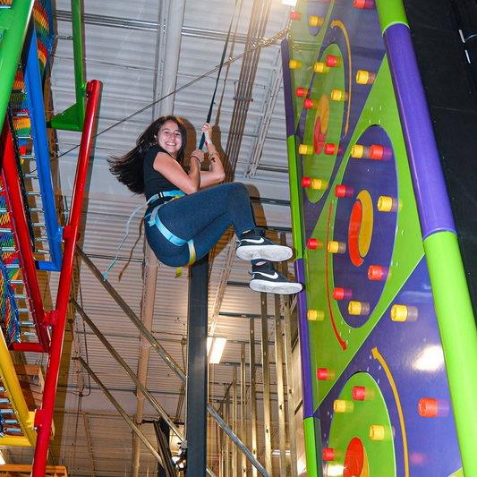 1 Hora de Trampolines + Circuito de Obstáculos para 2 Niños + 4 Slices de Pizza + 2 Sodas por $15 en Planet Air Sports