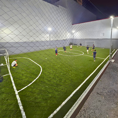 1 Hora de Juego en Cancha de Fútbol + 10 Wings + 2 Cubetazos por $50 en Triple Shot