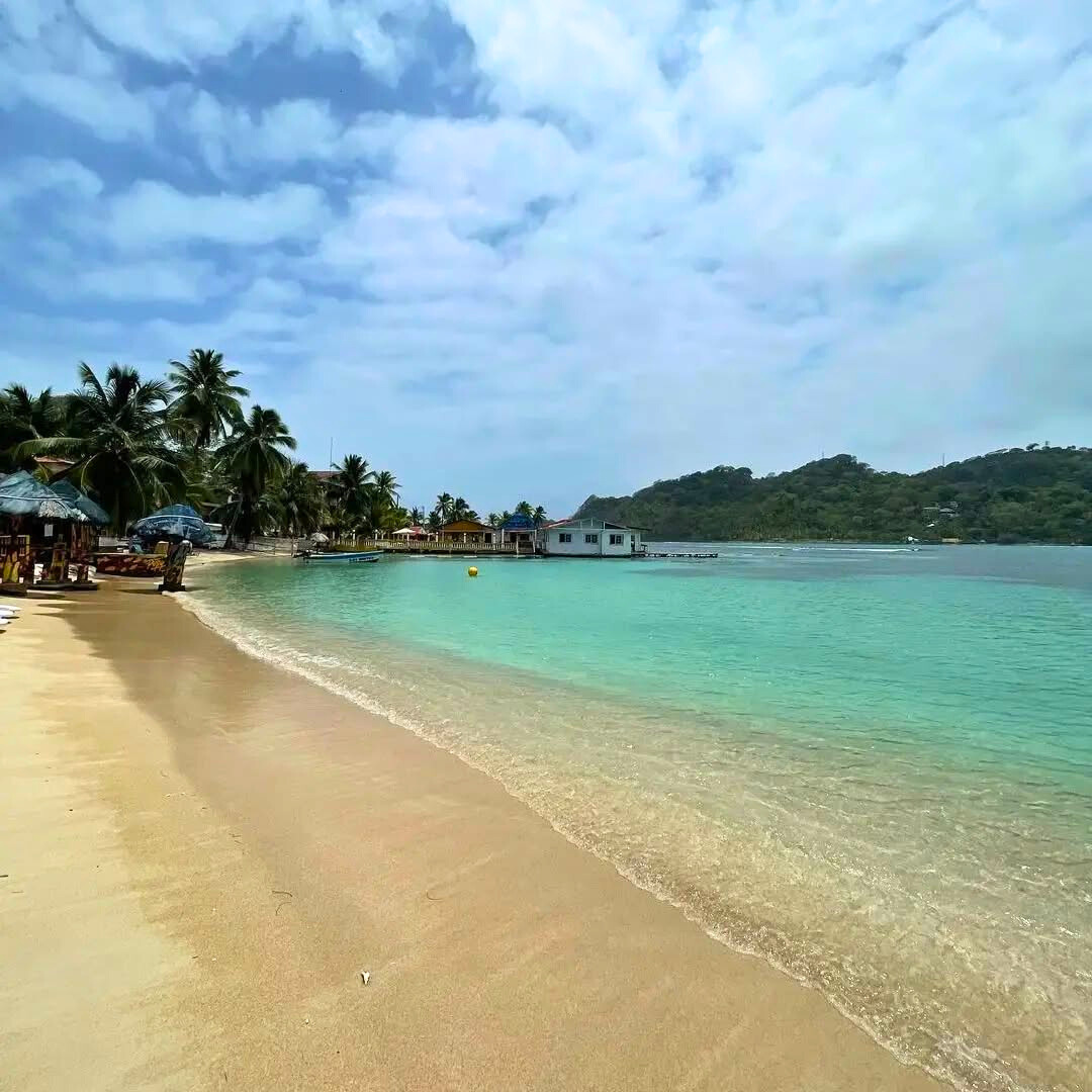 Tour de Islas + 2 Canastas de Deditos de Pescado con Patacones + 4 Cervezas para 4 personas por $40 en El Bucanero