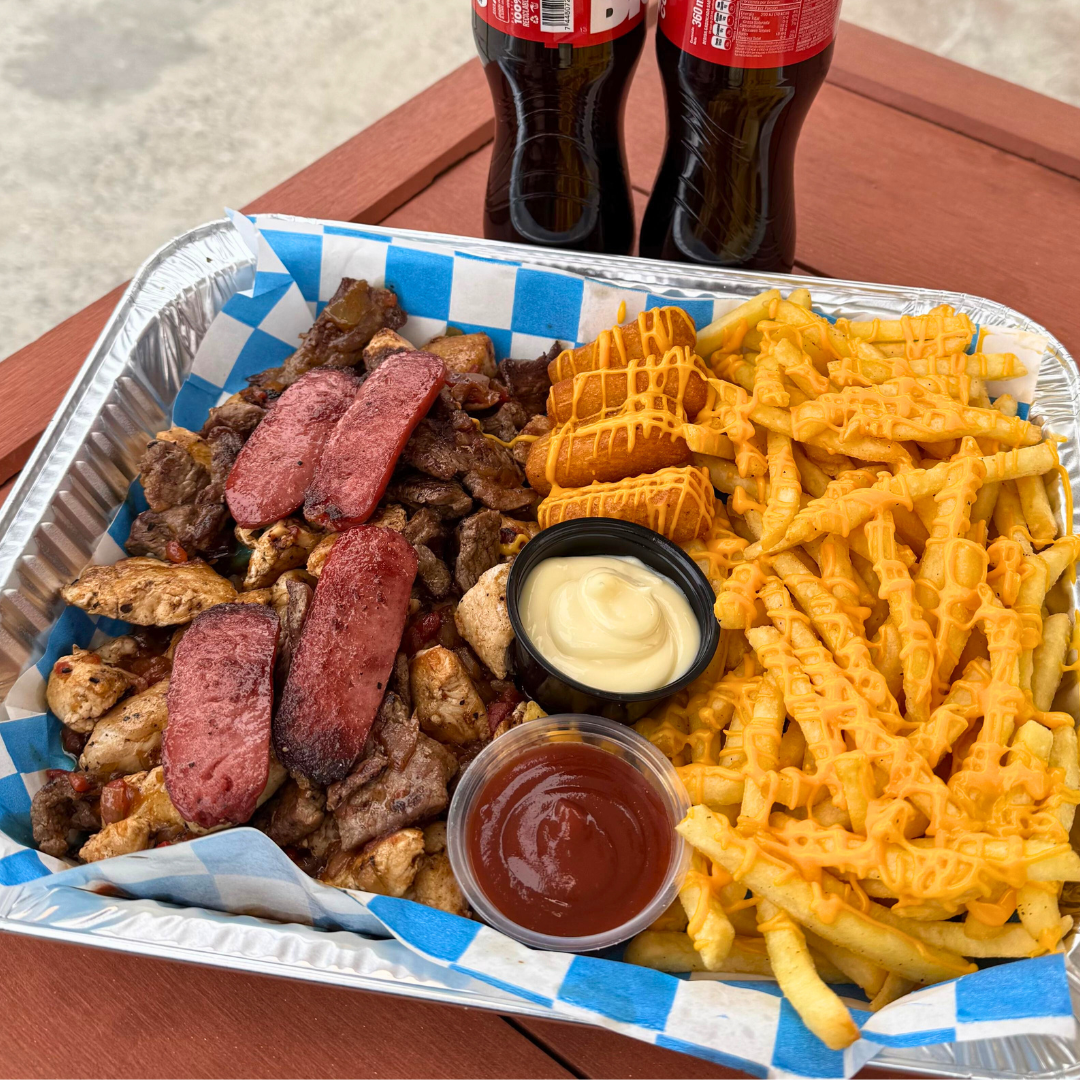Picada Carnívora + Papas Fritas y Yuca Fritas Bañadas en Queso Cheddar Fundido + 2 Bebidas por $11 en Sabores Mediterráneos