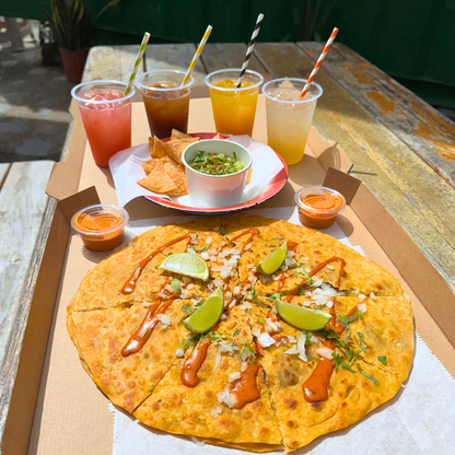 1 Pizza de Birria + Guacamole o Pico de Gallo con Totopos + 4 Limonadas por $20 en La Lupe Birriería