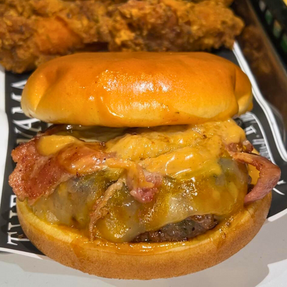 2 Bacon Cheese Burgers con Papas Fritas + 10 Wings + 1 Cubetazo de Panamá o Cristal por $25 en Bear Munchies