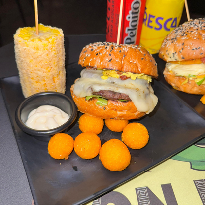 2 Burger's del menú + 2 Mini Elotes con Sabores Únicos + 2 Sodas por $20 en Don Elote