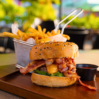 4 Burgers Premium del Menú + Trio de Guarniciones + Cubetazo de Cervezas o Sodas por $25 en Par de Pintas