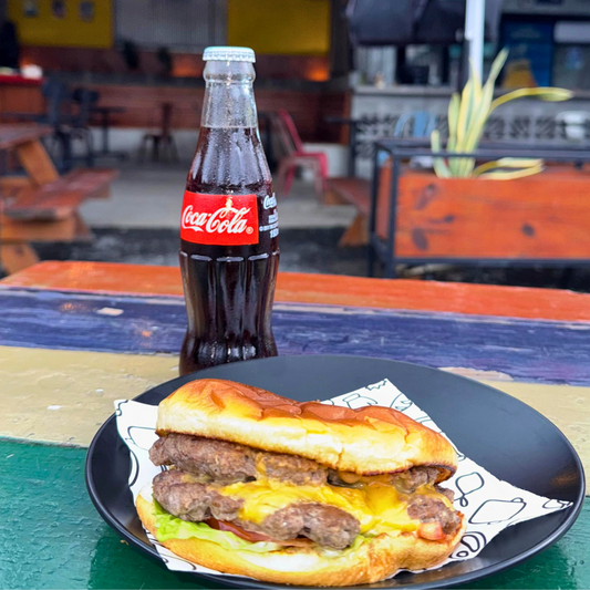 Lavado Exterior de Auto + Almuerzo del Día o Smash Burger Doble + Coca Cola por $8 en Mr. Tin